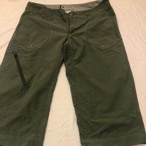 COLUMBIA Forrest green women’s size 8 capris.